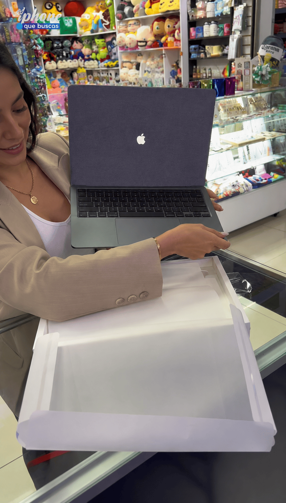 Entrega de MacBook Pro a cliente feliz